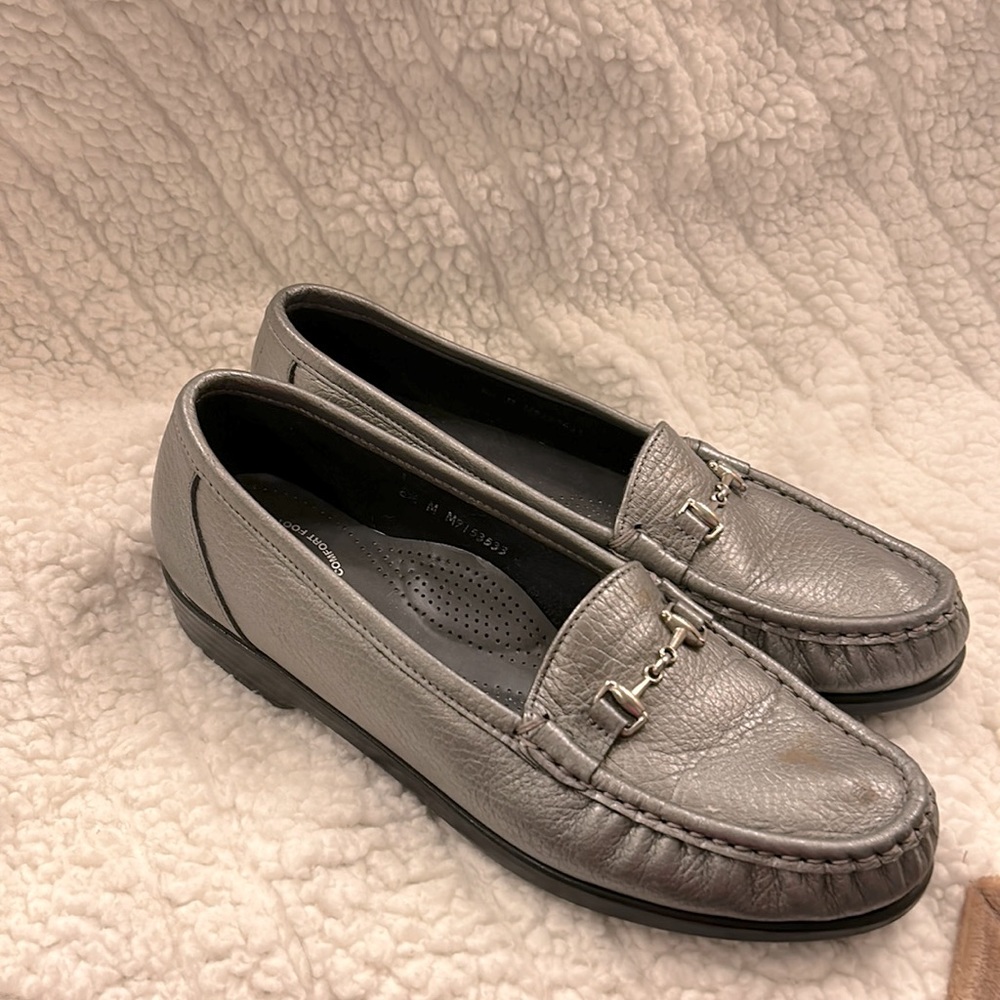 SAS silver Tripad comfort footbed shoes. Size 8